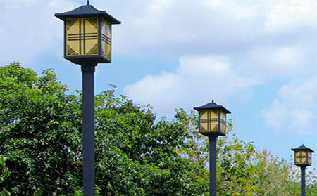 太阳能水磨沟庭院灯怎么选亮度与续航更耐用